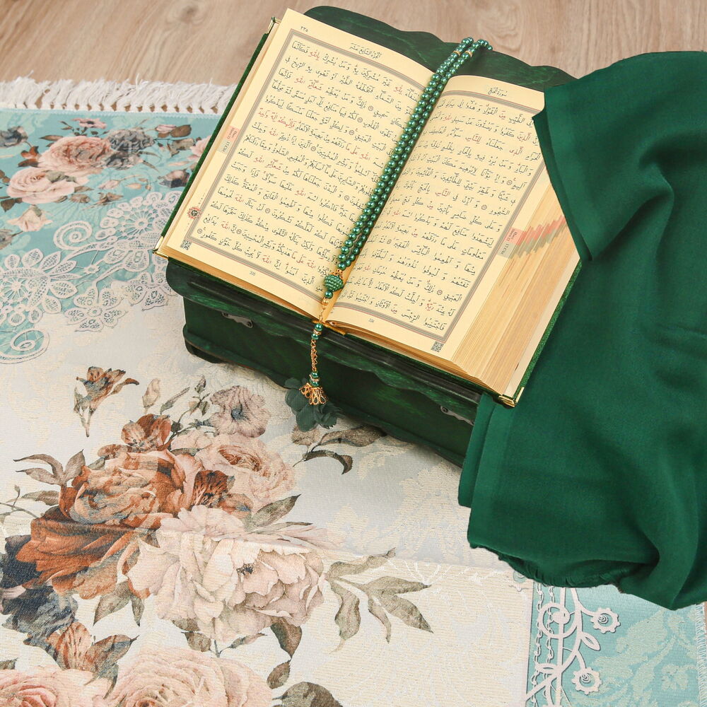 Hediyelik Ahşap Kitaplık ve Kuran Rahlesi, İsme Özel Hürrem Seccade, İnci Tesbih, Kadife Kaplı Kur’an-ı Kerim(20*14 cm)