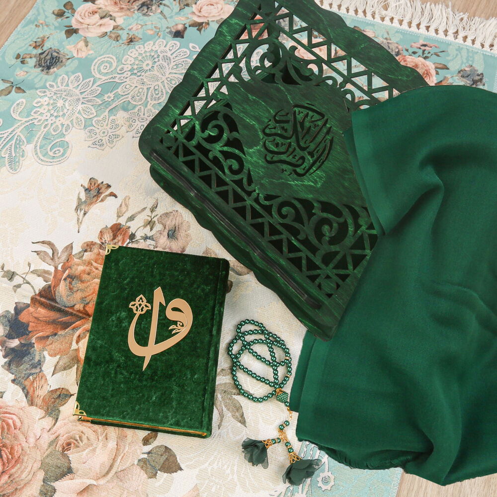 Hediyelik Ahşap Kitaplık ve Kuran Rahlesi, İsme Özel Hürrem Seccade, İnci Tesbih, Kadife Kaplı Kur’an-ı Kerim(20*14 cm)