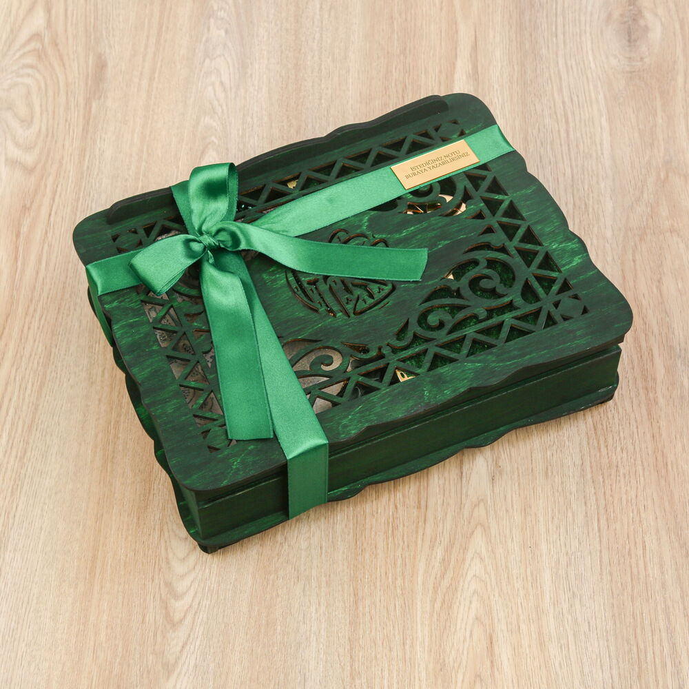Hediyelik Ahşap Kitaplık ve Kuran Rahlesi, İsme Özel Hürrem Seccade, İnci Tesbih, Kadife Kaplı Kur’an-ı Kerim(20*14 cm)