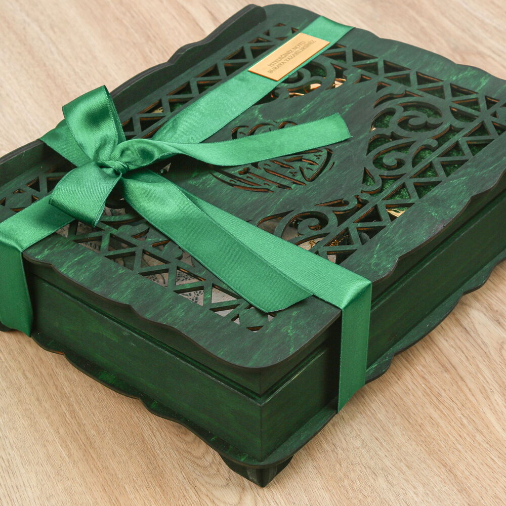 Hediyelik Ahşap Kitaplık ve Kuran Rahlesi, İsme Özel Hürrem Seccade, İnci Tesbih, Kadife Kaplı Kur’an-ı Kerim(20*14 cm)
