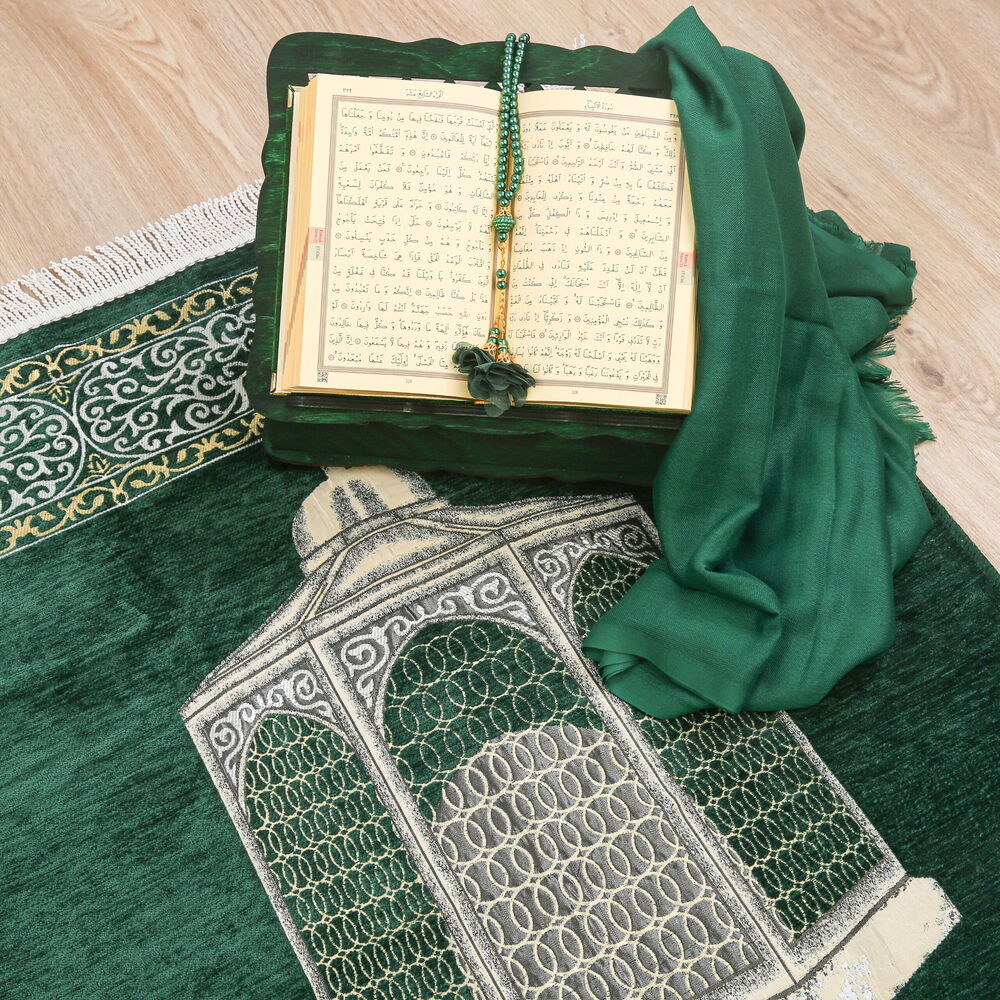 Hediyelik Lüks Ahşap Gözlü Rahle, Kadife Kur’an-ı Kerim(20*14 cm), Pamuklu Şal, İsme Özel Seccade, İnci Tesbih-Yeşil