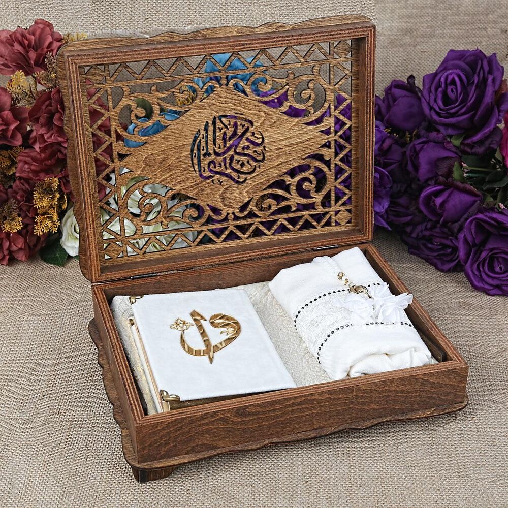 Hediyelik Ahşap Kitaplık ve Kuran Rahlesi, Seccade, Tesbih, Kur’an-ı Kerim, Şal Seti