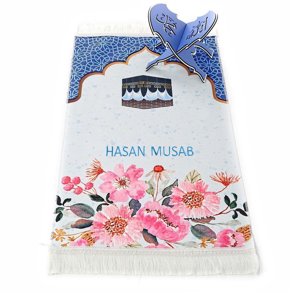 İsme Özel Namaz’a İlk Adım  Çocuk Seccadesi Kabe Desenli Mavi Renkli  Silindir Kumbara & Kokulu Kalp İşlemeli Tesbih 45*82 cm