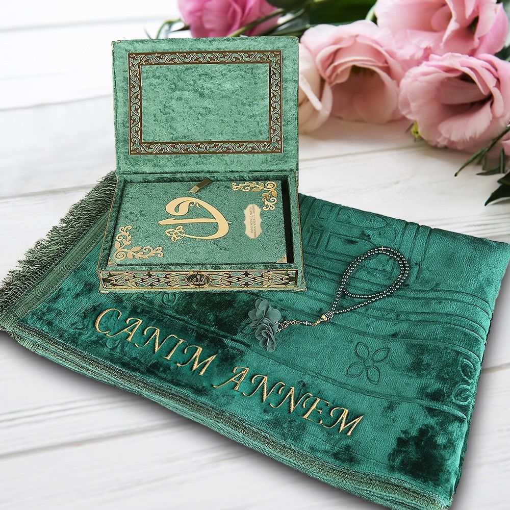 Anneler Günü Hediyesi, Kadife Kutulu Kur’an-ı Kerim,  Peluş Seccade, İnci Tesbih Güllü -Yeşil(28*20 cm)