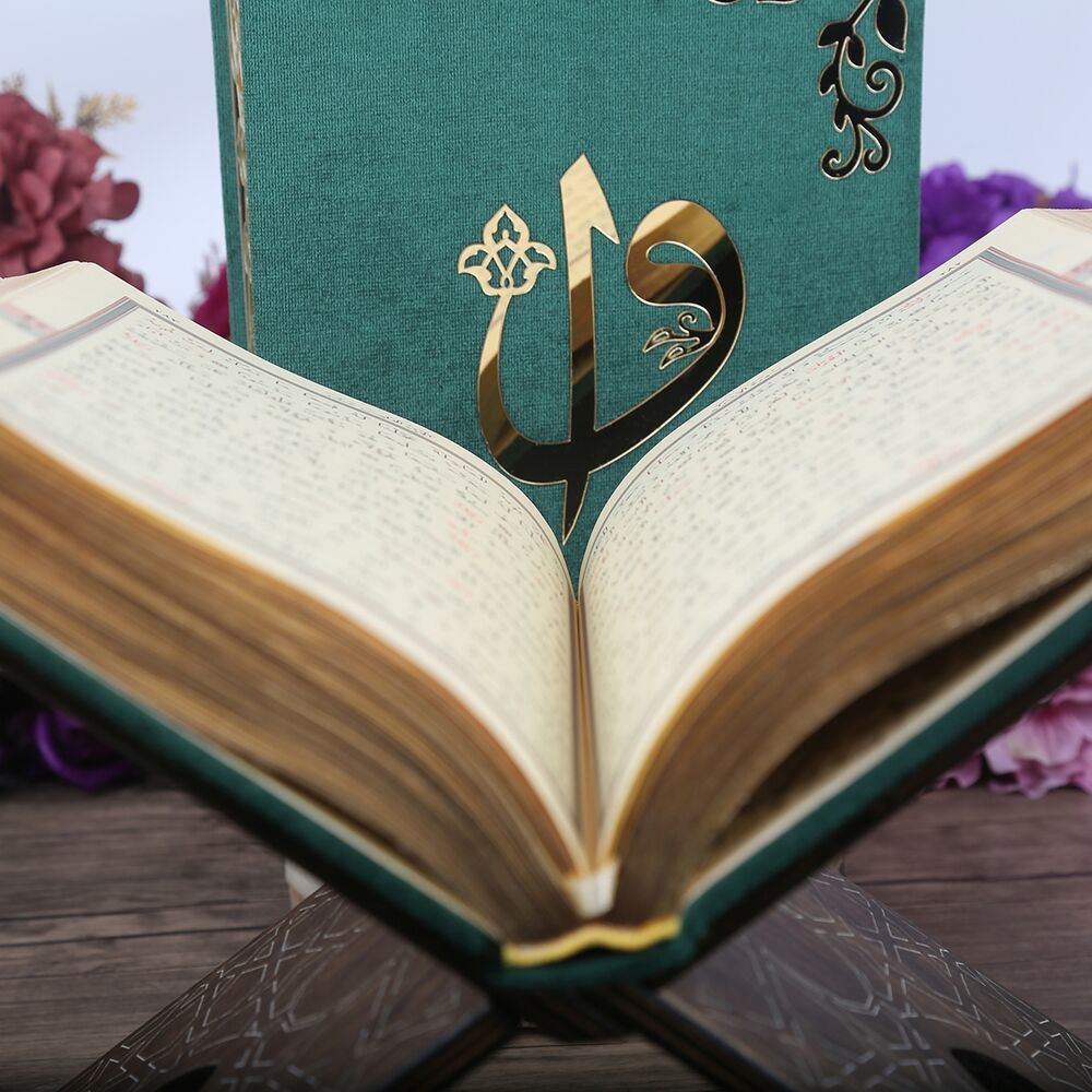 Anneler Günü Hediyesi, Kadife Kutulu Kur’an-ı Kerim,  Peluş Seccade, İnci Tesbih Güllü -Yeşil(28*20 cm)