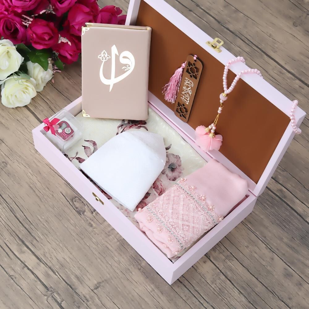 Hediyelik Kur’an-ı Kerim, Seccade, Şal, Takke, Zikirmatik, Kitap Ayracı, Tesbih, Ahşap Kutulu Set-Pembe