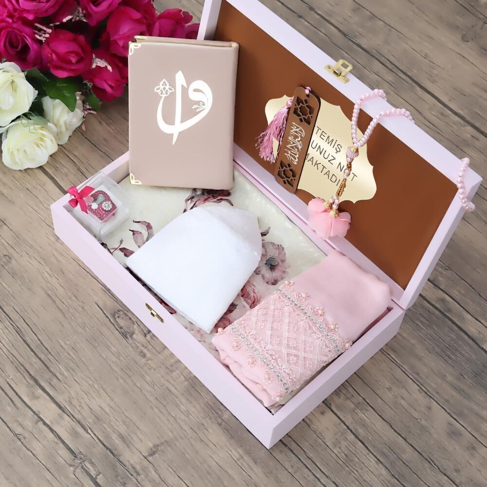 Hediyelik Kur’an-ı Kerim, Seccade, Şal, Takke, Zikirmatik, Kitap Ayracı, Tesbih, Ahşap Kutulu Set-Pembe