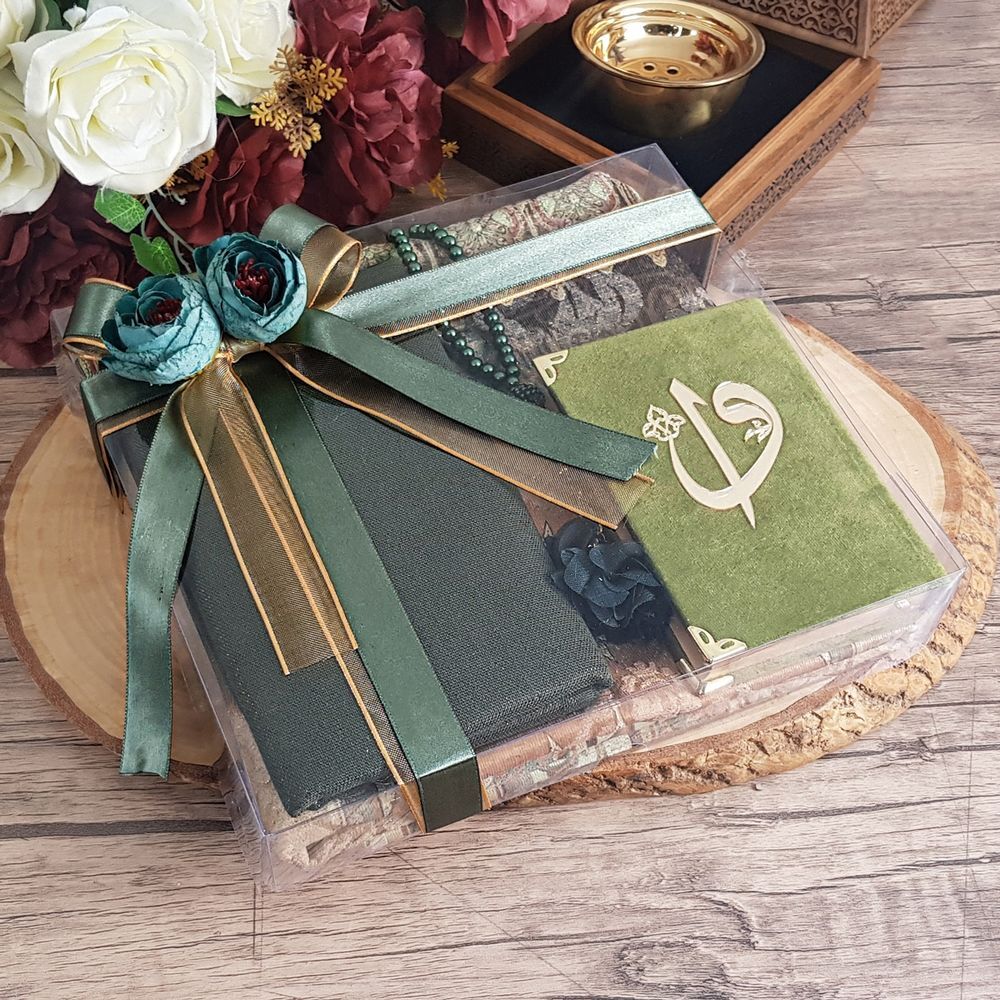 Hediyelik Seccade, Kadife Kur’an-ı Kerim, İnci Tesbih, Şal, Süslemeli Asetat Kutulu (26×23) Set