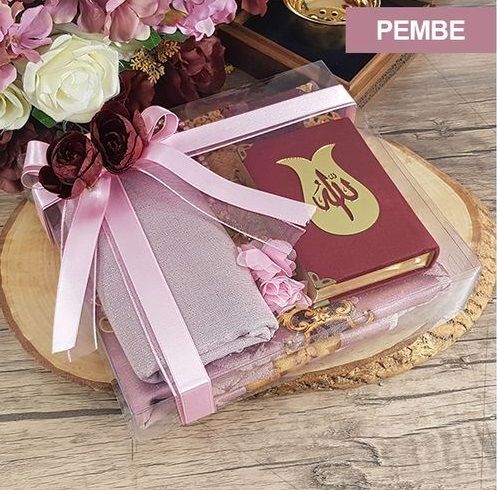 Hediyelik Seccade, Kadife Kur’an-ı Kerim, İnci Tesbih, Şal, Süslemeli Asetat Kutulu (26×23) Set-M338-pembe