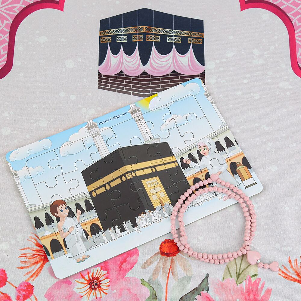 Çocuk Seccadesi Kabe Pembe & Kokulu Kalp İşlemeli Tesbih Bebek Pembesi & Hacca Gidiyorum Puzzle