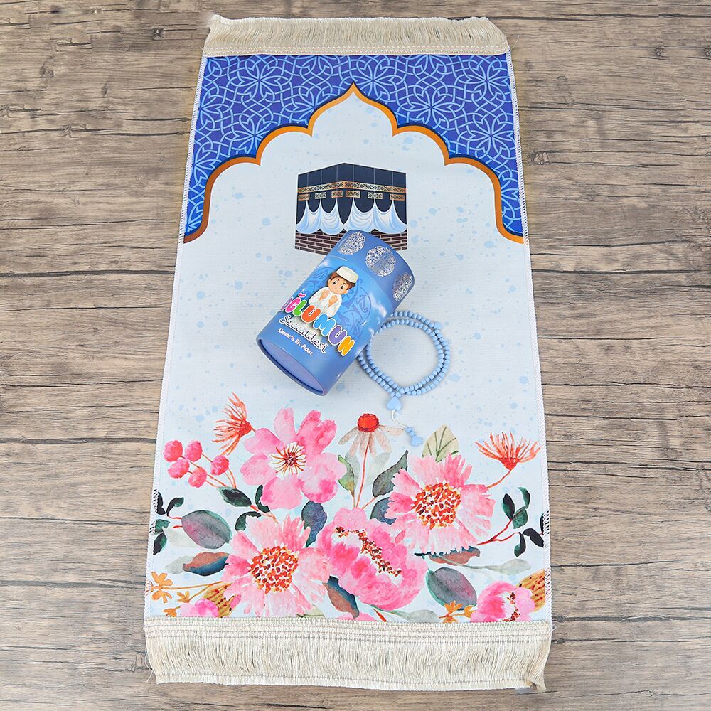 Namaz’a İlk Adım  Çocuk Seccadeli Kabe Desenli Mavi Renkli  Silindir Kumbaraa & Kokulu Kalp İşlemeli Tesbih 45*82 cm