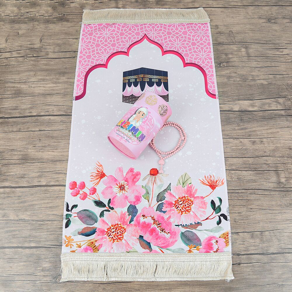Namaz’a İlk Adım  Çocuk Seccadesi Kabe Desenli Pembe Renkli  Silindir Kutu & Kokulu Kalp İşlemeli Tesbih 45*82 cm
