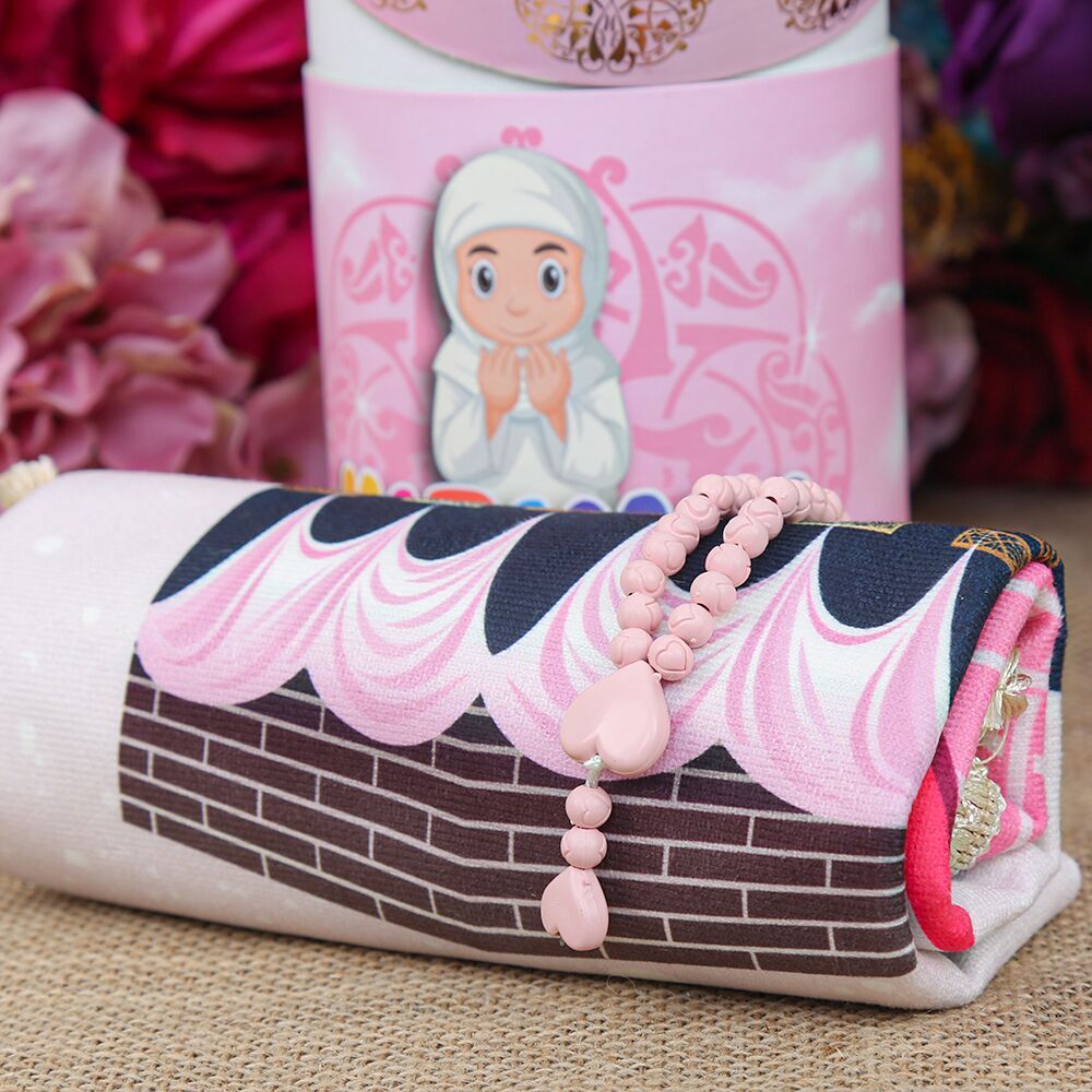 Namaz’a İlk Adım  Çocuk Seccadesi Kabe Desenli Pembe Renkli  Silindir Kutu & Kokulu Kalp İşlemeli Tesbih 45*82 cm