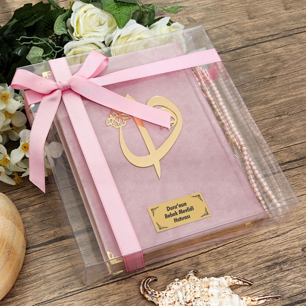 Hediyelik Kadife Kur’an-ı Kerim (Orta Boy), İnci Tesbih, Asetat Kutulu (25×18) Dini Set-Pembe