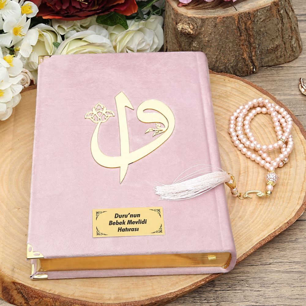 Hediyelik Kadife Kur’an-ı Kerim (Orta Boy), İnci Tesbih, Asetat Kutulu (25×18) Dini Set-Pembe