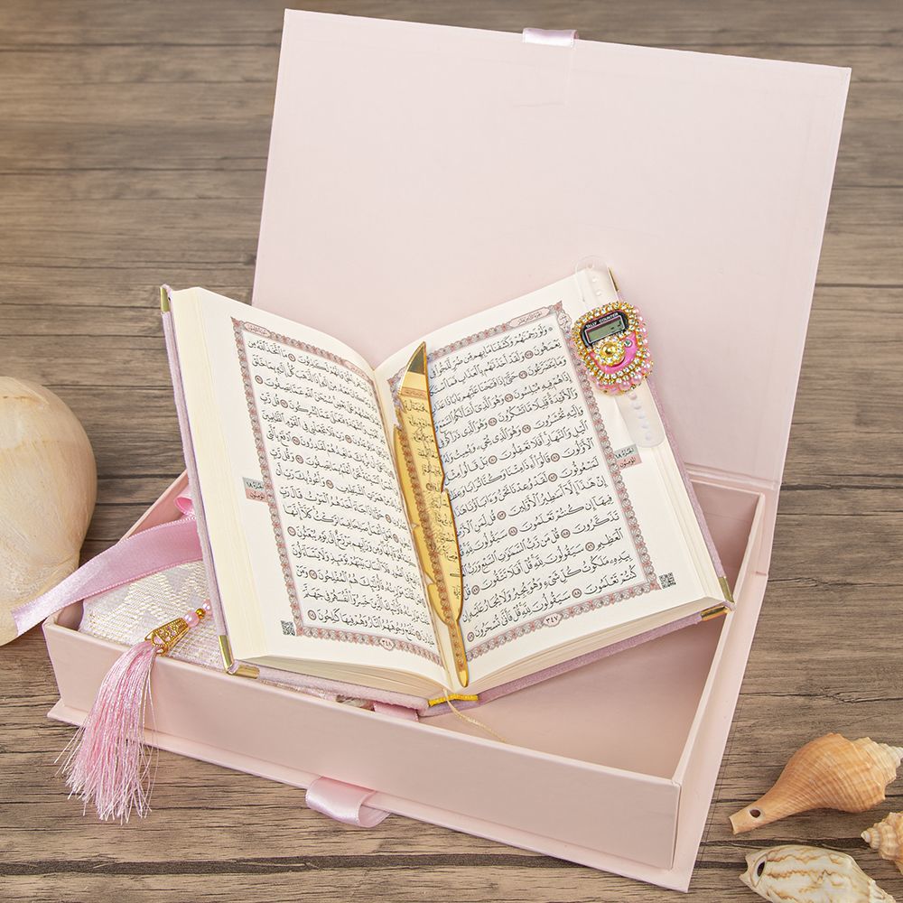 Çeyiz Seti Pembe Kutu  ve Seccadesi Kur’an Kerim  Zikirmatik Ayraç  27*19*5 cm