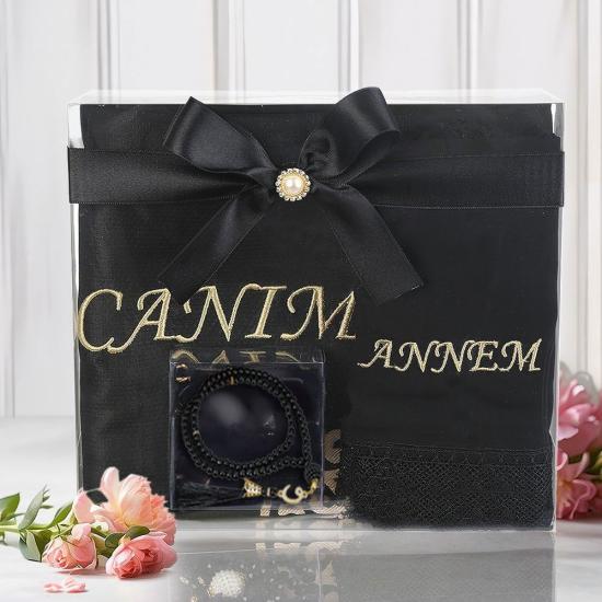 Anneler günü Hediyesi, Annenizin İsmine Özel Seccade, İğne Oyalı Şal, İnci Tesbih, Süslemeli Asetat Kutulu (26×23 cm)