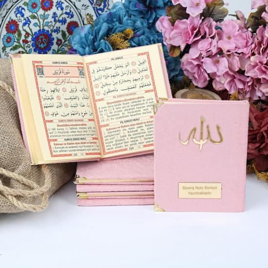 Kadife Kaplı Yasin Kitabı (Çanta Boy 12×16, 150 gr,128 Sayfa) Allah Lafızlı, İsim Baskılı-Bebek Pembesi