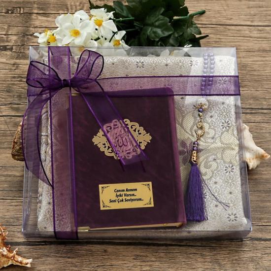 Anneler Günü Hediyesi Kur’an-ı Kerim, İpek Saten Seccade, İnci Tesbih, Asetat Kutulu (26×23) Set