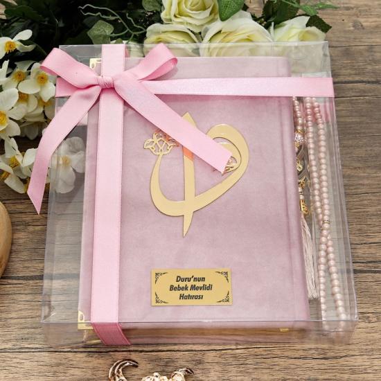 Hediyelik Kadife Kur’an-ı Kerim (Orta Boy), İnci Tesbih, Asetat Kutulu (25×18) Dini Set-Pembe
